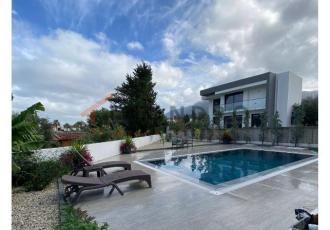 Kuzey Kıbrıs Girne'de Geniş Yüzme Havuzlu 151 m² Villa