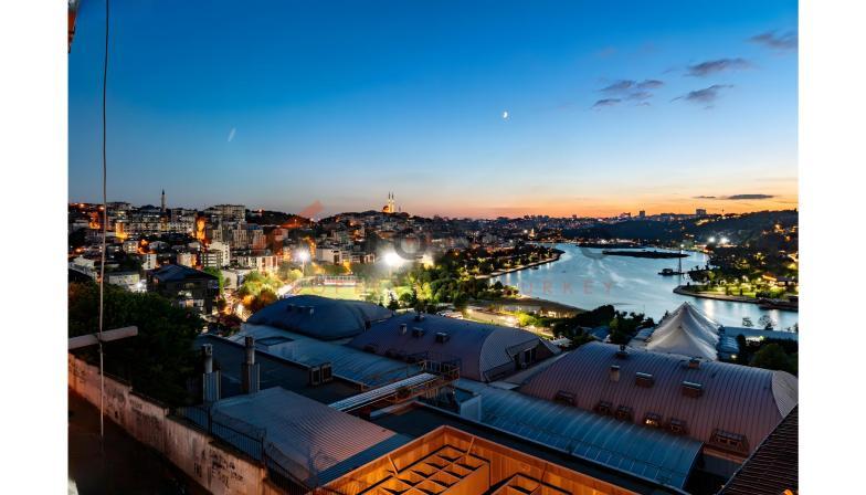 Beyoğlu'nda Deniz Manzaralı Ticari Gayrimenkul