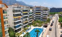 AL-2184, Camlı balkondan deniz ve havuz manzarası – Mobilyalı 60 m²’lik 1+1 daire, plaja 150 m uzaklıkta, Kestel
