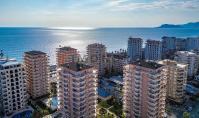 AL-2259, Mahmutlar’da, sauna ve spor salonu kompleksinde yer alan, iki geniş balkonlu, mobilyalı 125 m²’lik 2+1 daireden deniz manzarası