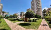 AL-2342, Mahmutlar’da, iki geniş balkon, sauna ve havuz bulunan, 125 m²’lik mobilyalı 2+1 daireden denize cepheli manzaralar
