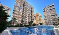 AL-2337, Mahmutlar’da, iki camlı balkonlu, yenilenmiş 135 m²’lik 2+1 daireden deniz, doğa ve şehir manzarası